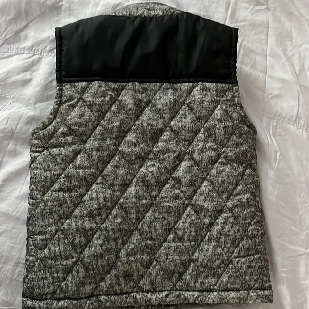 Very cute and warm vest from a non smoker, no pets home. - Picture 3 of 3